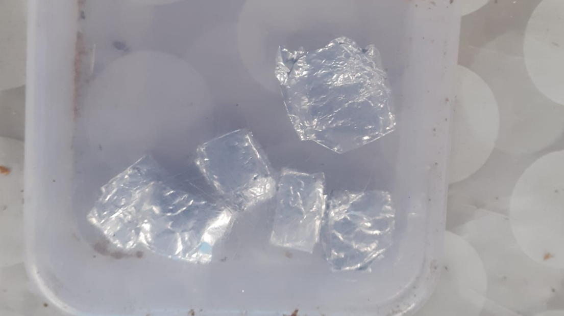 KontrolovanÃƒÂ© osoby policajtom dobrovoÃ„Â¾ne vydali predmety, o ktorÃƒÂ½ch sa vyjadrili, Ã…Â¾e sa jednÃƒÂ¡ o omamnÃƒÂ© a psychotropnÃƒÂ© lÃƒÂ¡tky.