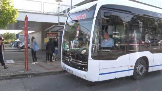 Moderný elektrický autobus.