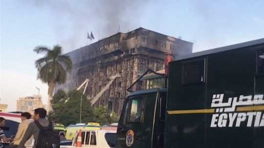 Na videosnímke stúpa dym stúpa počas požiaru, ktorý vypukol v budove policajného riaditeľstva v provincii Ismáílíja v oblasti Suezského kanála na severovýchode Egypta .