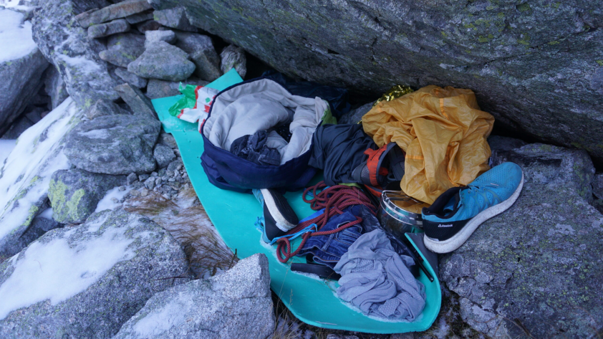 HorskÃƒÂ­ zÃƒÂ¡chranÃƒÂ¡ri naÃ…Â¡li v zÃƒÂ¡vere Javorovej doliny provizÃƒÂ³rny bivak s osobnÃƒÂ½mi vecami.