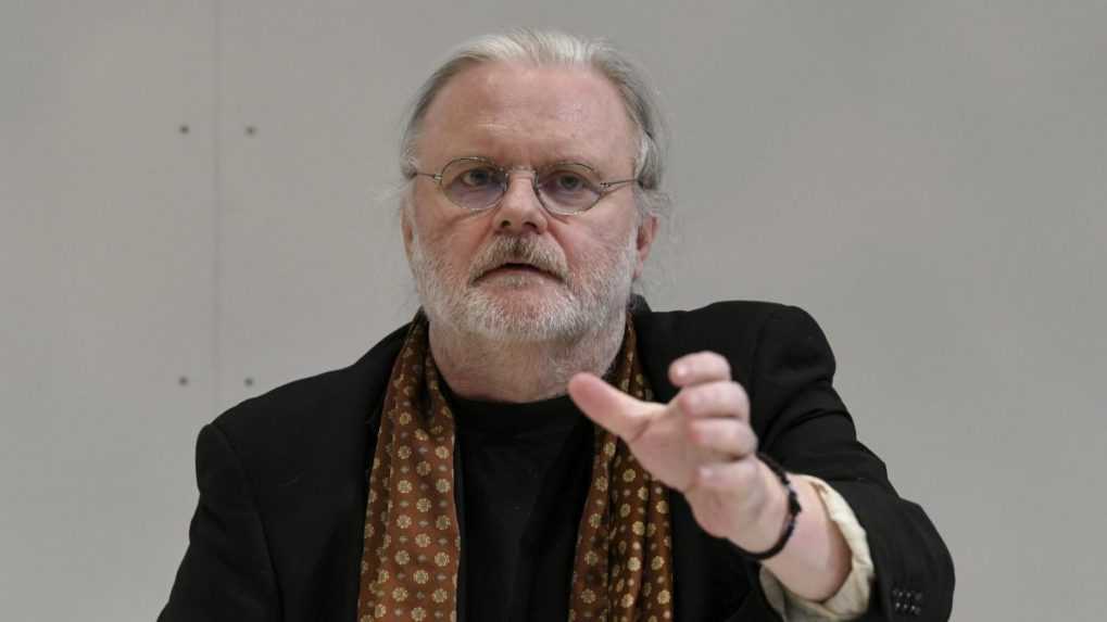 Na archívnej snímke zo 16. októbra 2019 nórsky spisovateľ a dramatik Jon Fosse gestikuluje na knižnom veľtrhu vo Frankfurte.