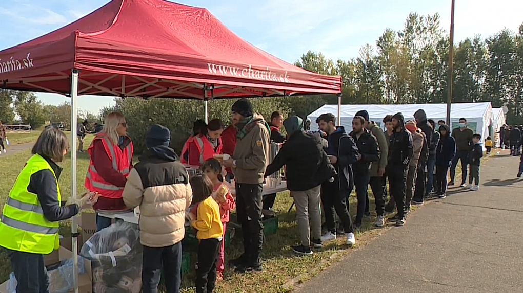 Chladné počasie komplikuje situáciu s migrantmi. Vo Vajnoroch im postavili stanové mestečko