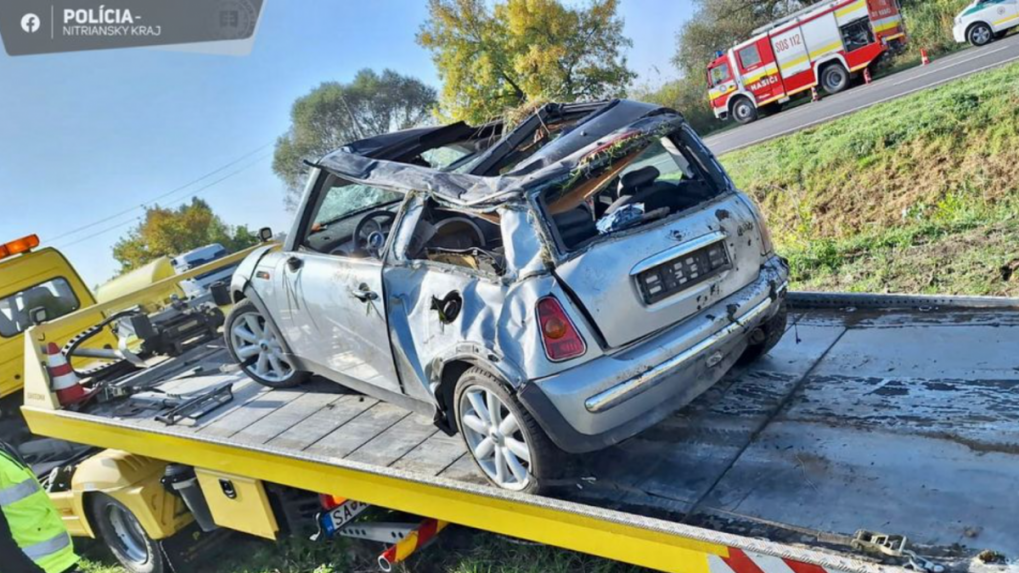 Na rovnom úseku zišla z cesty a s autom sa prevrátila na strechu. Sedemdesiatničku sa záchranárom nepodarilo oživiť