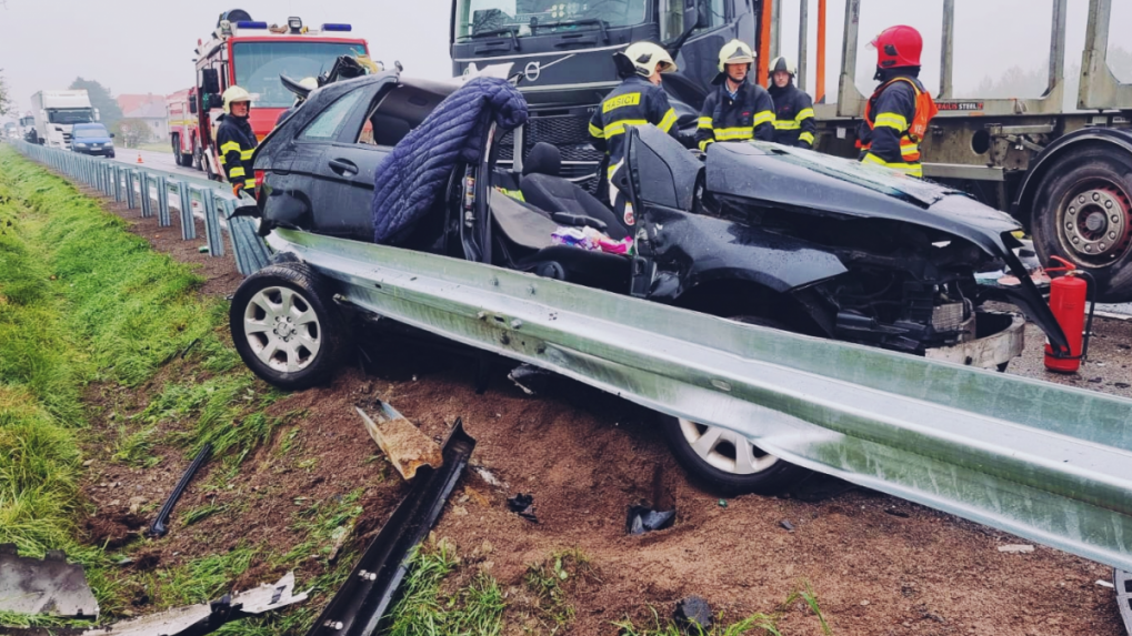 V Bacúchu došlo k dopravnej nehode nákladného a osobného motorového vozidla.