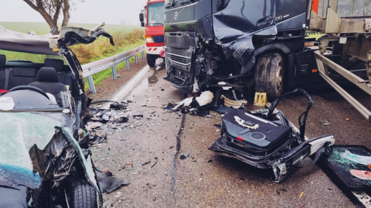 Vodič kamiónu prešiel do protismeru, kde sa zrazil s osobným autom značky Mercedes.