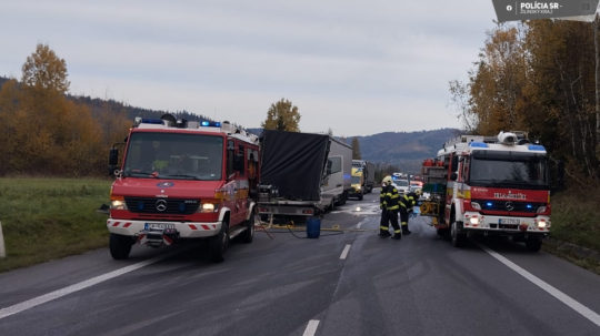 Cestu prvej triedy v Krásne nad Kysucou v pondelok ráno úplne uzavreli.