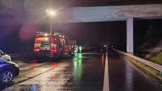 Dopravná nehoda, ktorá sa stala na diaľnici D1 pri Dubnici nad Váhom, si vyžiadala ľudský život.