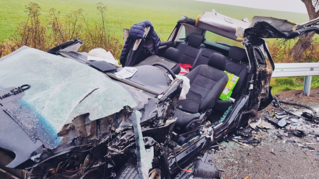 V havarovanom osobnom motorovom vozidle sa nachádzali dve zakliesnené osoby.
