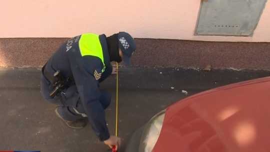 policajt kontroluje či vodič nechal na chodníku 1,5 metrový priechod pre chodcov.