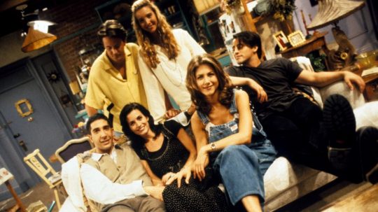 Hlavné hviezdy amerického seriálu Priatelia – David Schwimmer ako Ross Geller, Courteney Cox Arquette ako Monica Geller, Matthew Perry ako Chandler Bing, Lisa Kudrow ako Phoebe Buffay, Jennifer Aniston ako Rachel Green a Matt LeBlanc ako Joey Tribbiani.