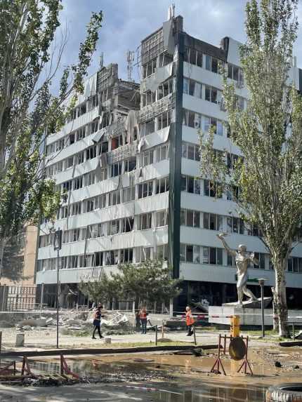 Zničená budova závodu Kristall, ktorý sa venuje výrobe plynových zváracích a rezacích zariadení.