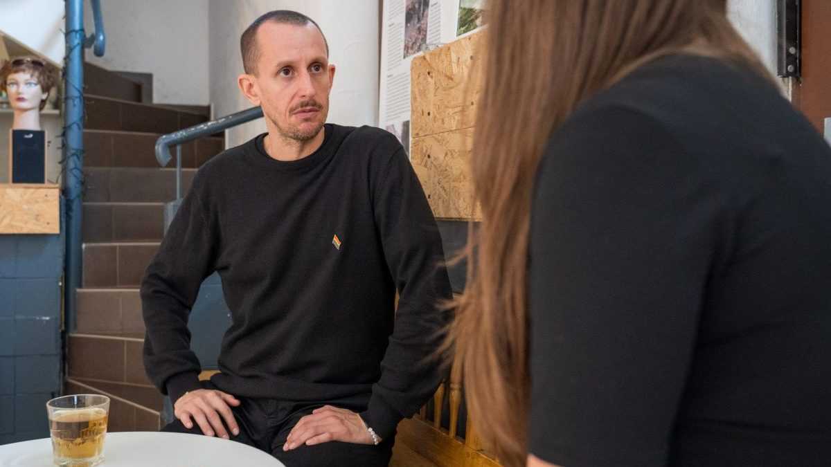 MajiteÃ„Â¾ TeplÃƒÂ¡rne Roman SamotnÃƒÂ½ poÃ„Âas rozhovoru pre SprÃƒÂ¡vy RTVS.