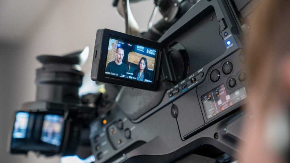 Kamera snímajúca majiteľa Teplárne Romana Samotného počas tlačovej besedy.