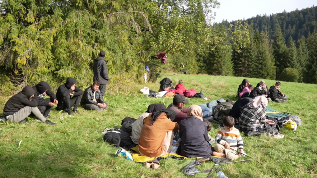 Skupina migrantov uviazla na poľskej hranici, situáciu im skomplikovalo studené počasie. Pomáhal starosta tatranskej obce i charita