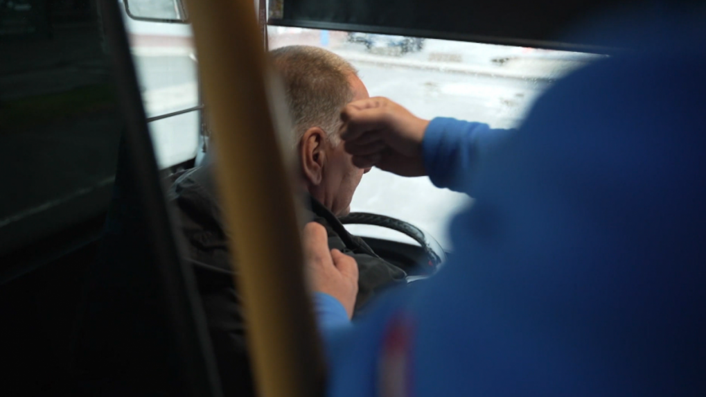 Výtržníci napadli vodiča linkového autobusu. Teraz hrozí, že dopravu do dediny úplne zrušia