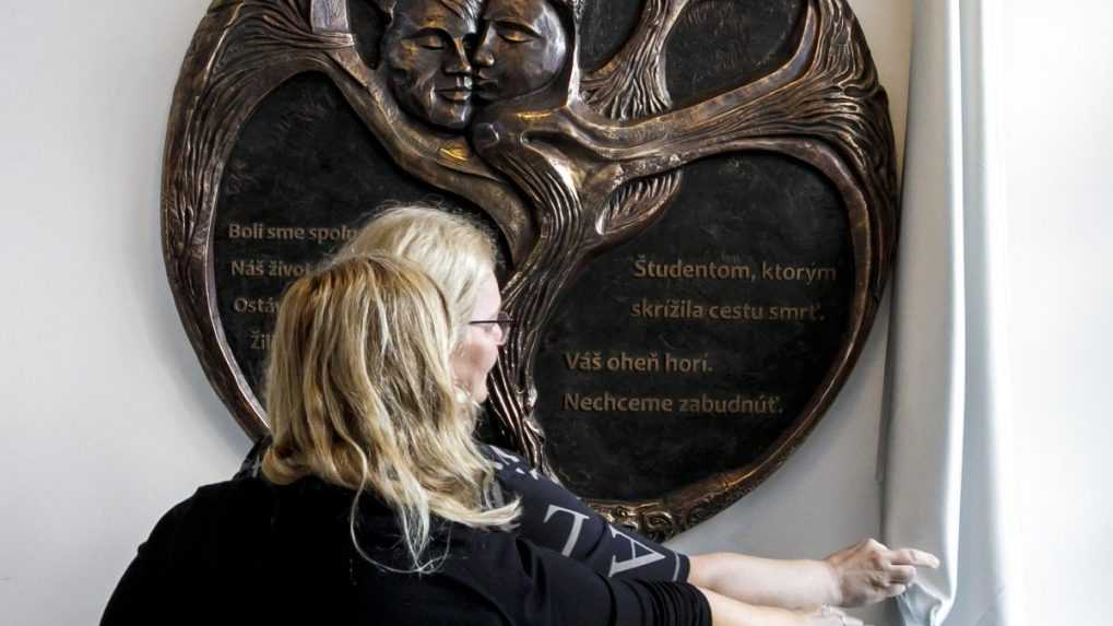 Zľava Marcela Vojtaššáková a Adriana Božoňová, matky dvoch detí, ktoré zahynuli pri tragickej nehode.