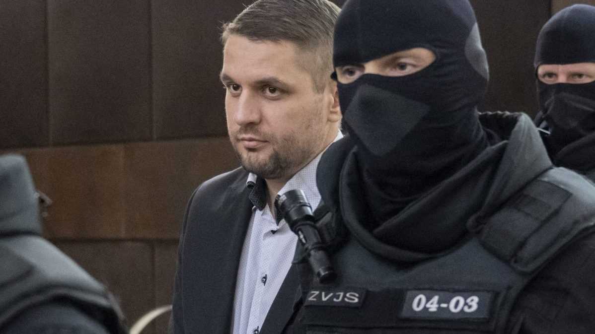 Adam Pu&Atilde;&Acirc;&iexcl;k&Atilde;&Acirc;&iexcl;r prich&Atilde;&Acirc;&iexcl;dza v sprievode pr&Atilde;&Acirc;&shy;slu&Atilde;&Acirc;&iexcl;n&Atilde;&Acirc;&shy;kov Zv&Atilde;&Acirc;&curren;zu v&Atilde;&Acirc;&curren;zenskej a justi&Atilde;&Acirc;nej str&Atilde;&Acirc;&iexcl;&Atilde;&Acirc;&frac34;e do s&Atilde;&Acirc;&ordm;dnej siene.