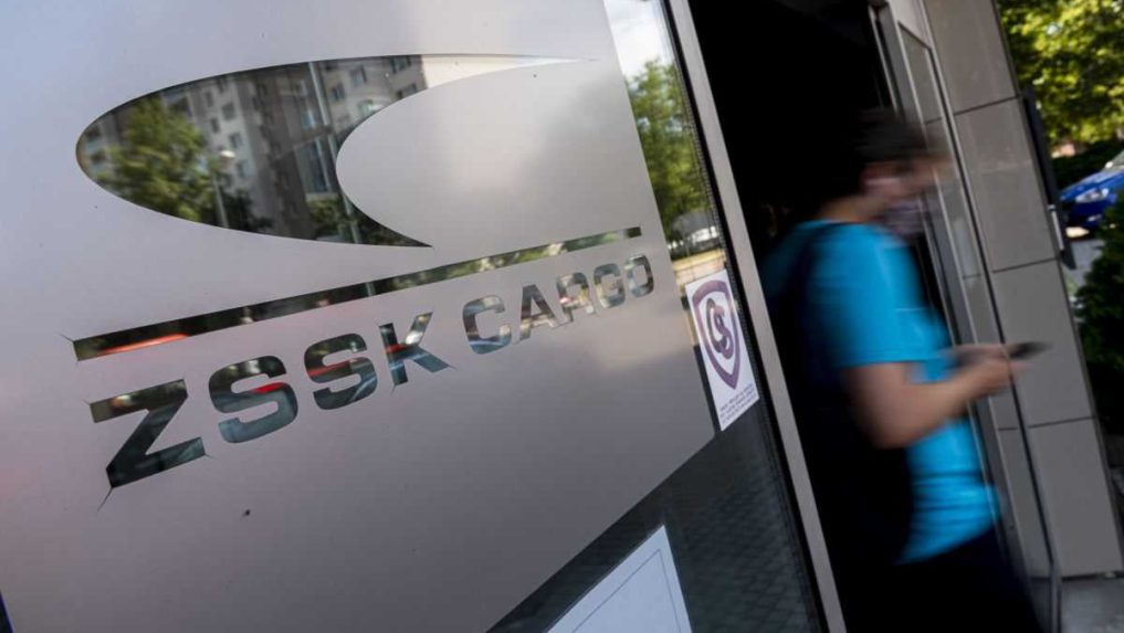 Na snímke nápis na dverách budovy, v ktorej sídli Železničná spoločnosť Cargo Slovakia (ZSSK Cargo).