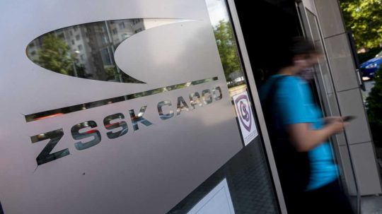 Na snímke nápis na dverách budovy, v ktorej sídli Železničná spoločnosť Cargo Slovakia (ZSSK Cargo).