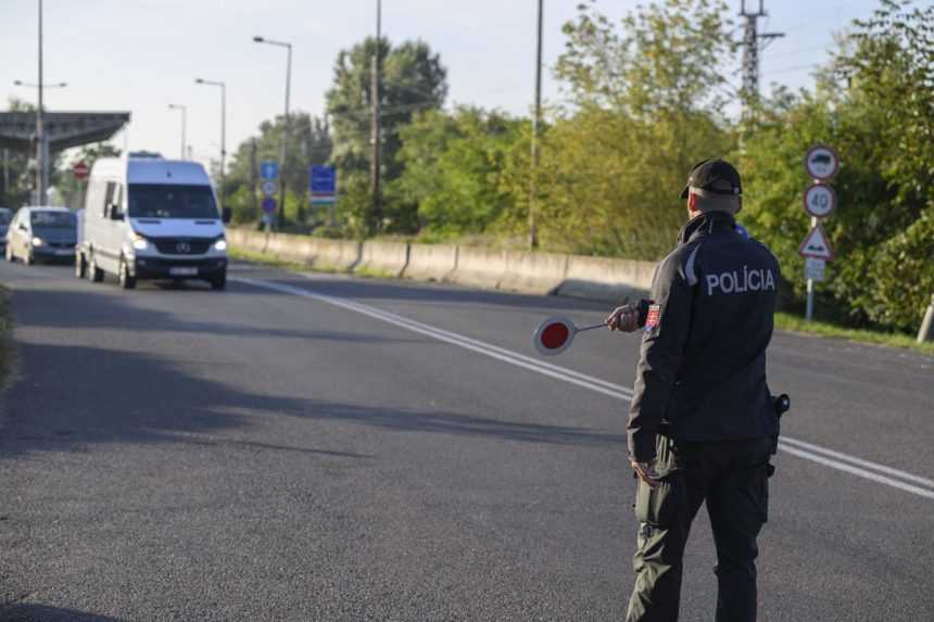 Policajti zachytili skupinu migrantov na južnej hranici. Ľudskoprávna organizácia poukazuje na možné porušenie ich práv