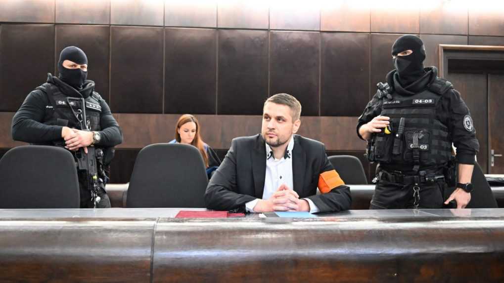 Obžalovaný Adam Puškár na Mestskom súde Bratislava I, kde sa začal súdny proces v prípade vraždy študenta Daniela Tupého.