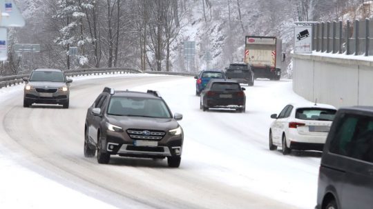 Na snímke osobné autá a nákladné auto jazdia cez horský priechod Donovaly.