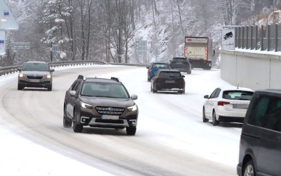 Vo viacerých okresoch treba počítať so snežením a poľadovicou. Meteorológovia vydali výstrahy