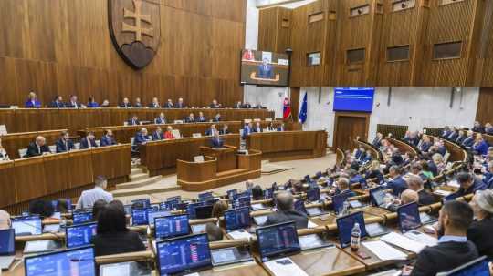 Poslanci v rokovacej sále parlamentu.