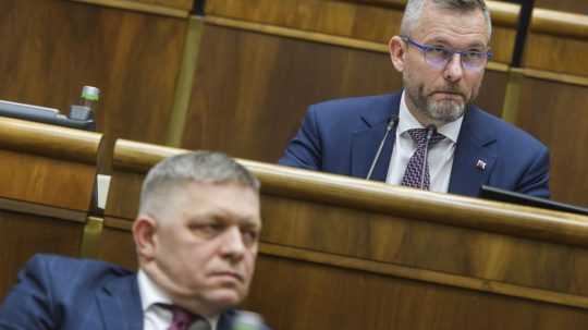 Na snímke zľava Robert Fico (Smer-SD) a Peter Pellegrini (Hlas-SD).