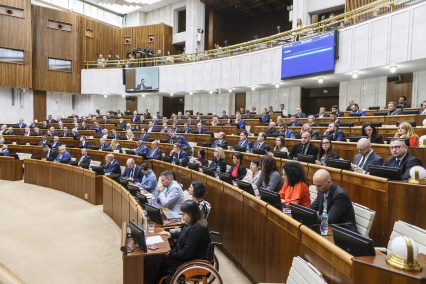 Parlament by o vládnom programe mohol hlasovať ešte vo štvrtok, vystúpiť chce už len 24 poslancov