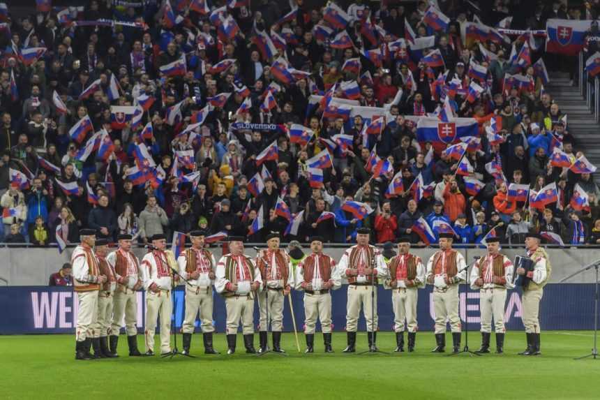 Na snímke slovenskí fanúšikovia na Tehelnom poli.