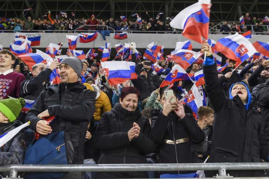 Na snímke slovenskí fanúšikovia na Tehelnom poli.