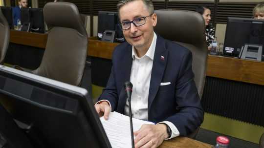 Peter Dovhun na svojom poslednom zasadnutí vlády ako minister hospodárstva.