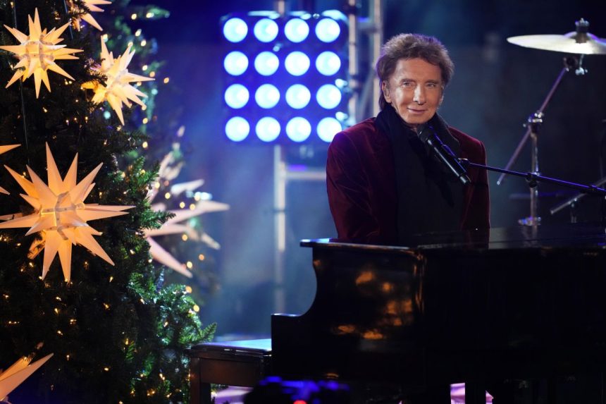 Pri príležitosti rozsvietenia stromčeka v New Yorku vystúpil aj Barry Manilow.