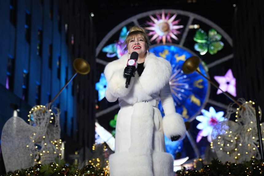 Pri príležitosti rozsvietenia stromčeka v New Yorku vystúpila aj Kelly Clarkson.