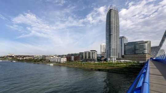 Pohľad z mosta Apollo na nábrežie Dunaja s prvým slovenským mrakodrapom Eurovea Tower.