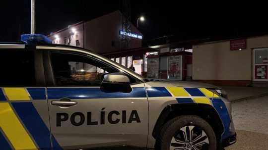 Na snímke policajné auto pred stanicou v Spišskej Novej Vsi.