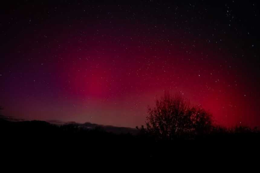 Zmeškali ste nedeľné divadlo na oblohe? Polárna žiara môže byť viditeľná znova, potvrdil astronóm