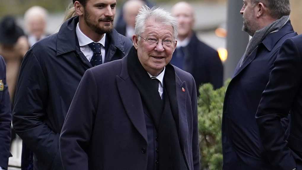 Bývalý tréner Manchestru United Alex Ferguson (uprostred) prichádza na pohreb futbalovej legendy Manchestru United Bobyho Charltona v Manchestri.