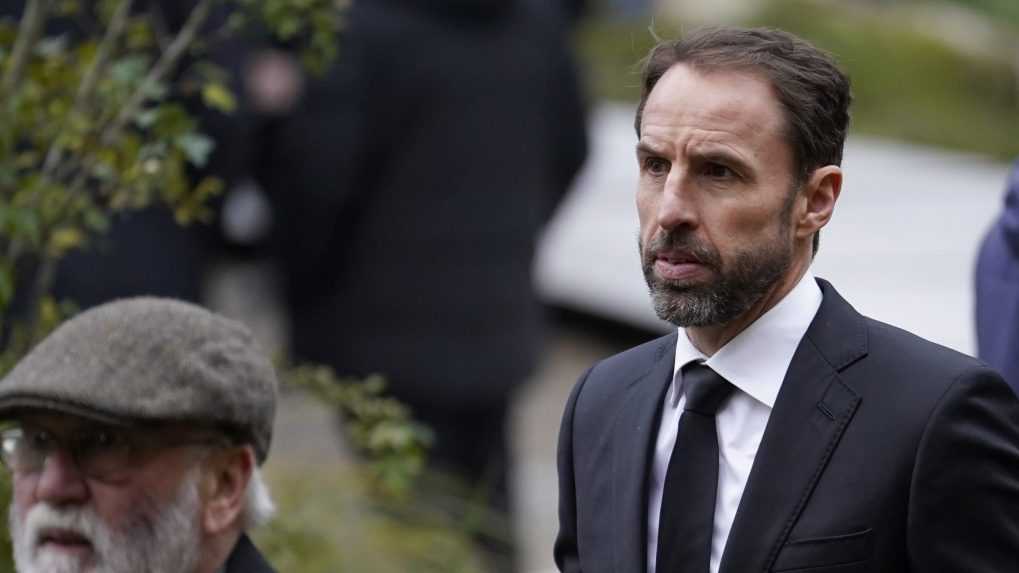 Tréner anglickej futbalovej reprezentácie Gareth Southgate (vpravo) prichádza na pohreb futbalovej legendy Manchestru United Bobyho Charltona v Manchestri.