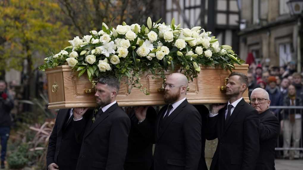 Na snímke nesú rakvu s pozostatkami futbalovej legendy Manchestru United Bobyho Charltona do katedrály v Manchestri