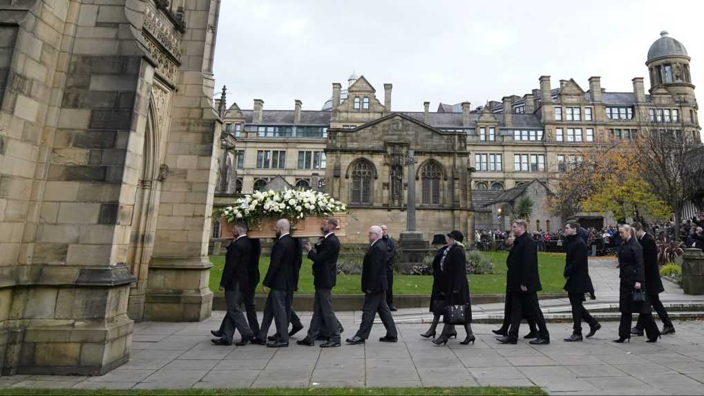 Na snímke nesú rakvu s pozostatkami futbalovej legendy Manchestru United Bobyho Charltona do katedrály v Manchestri.