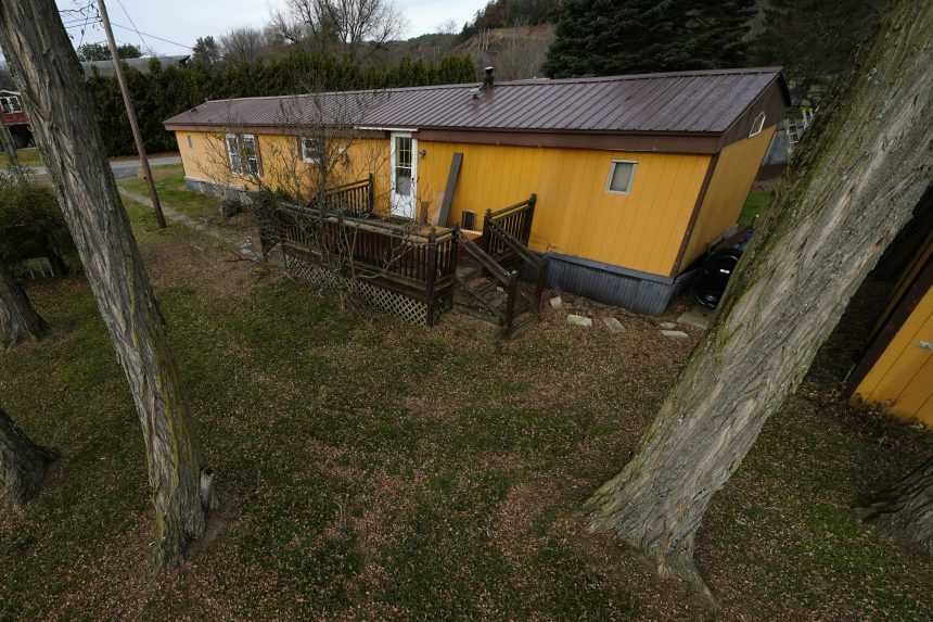 Na snímke príves, v ktorom muž žil.