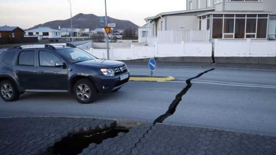 Auto smeruje k trhline na ceste v meste Grindavik.