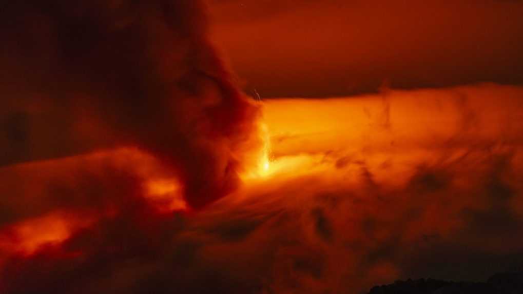 Etna na talianskom ostrove Sicília chŕlila lávu a popol počas erupcie.