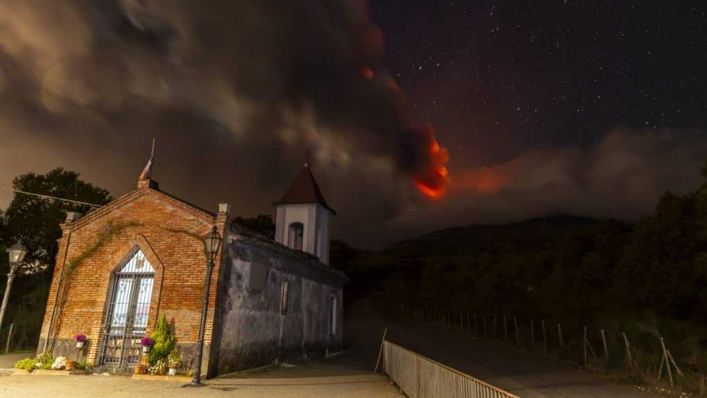 Etna sa po víkendovom prebudení k životu upokojila