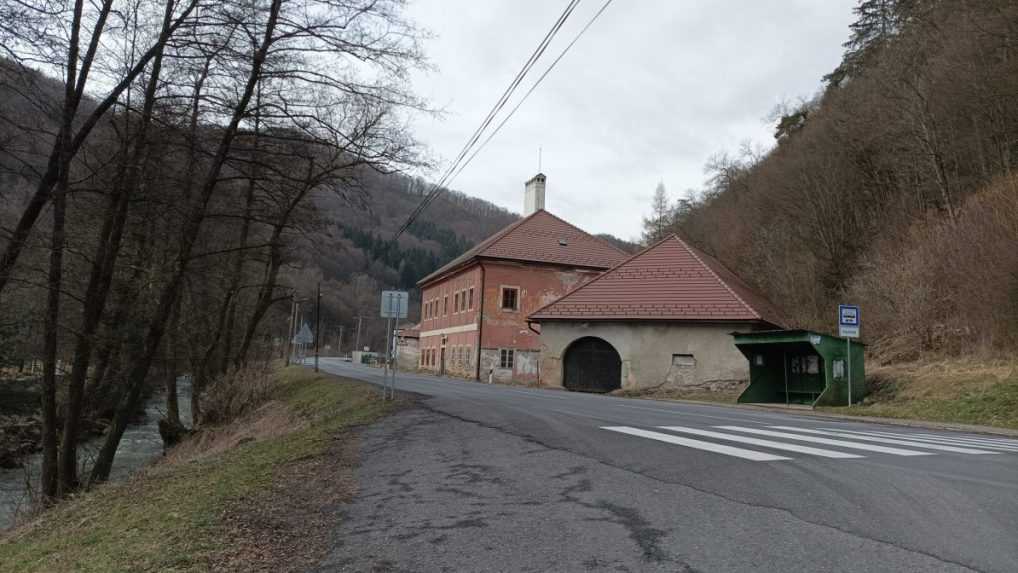 Z brala nad obcou Kozelník sa uvoľnili kamene, starostka avizuje vyhlásenie mimoriadnej situácie