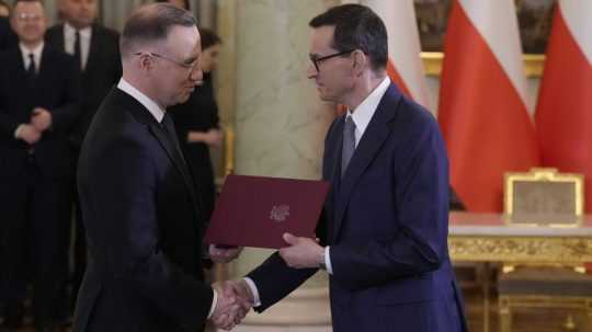 Poľský prezident Andrzej Duda (vľavo) si podáva ruku s premiérom Mateuszom Morawieckim.