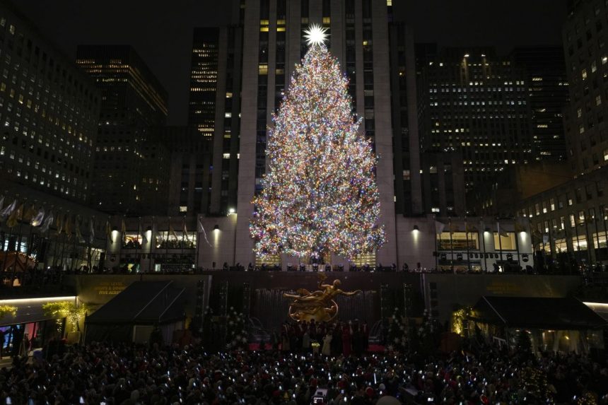 V New Yorku rozsvietili vianočný stromček. Zdobí ho viac ako 50-tisíc LED žiaroviek (VIDEO+FOTO)