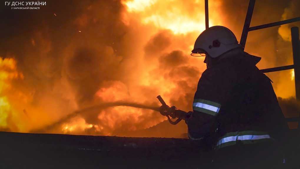 Nočné útoky ruských dronov na ukrajinské mesto Charkov zasiahli civilné ciele